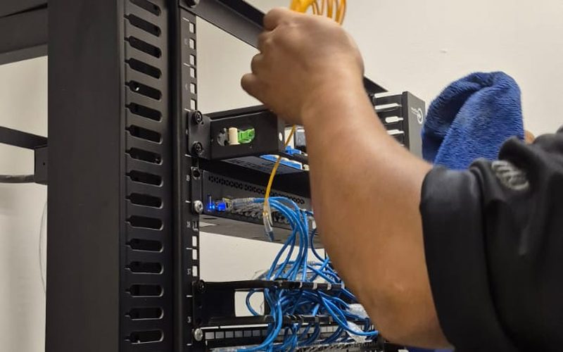 Instalación de equipos y cableado estructurado en rack